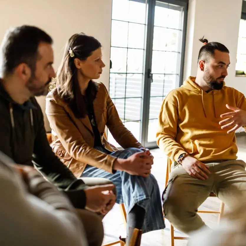 Mann, der während einer Gruppentherapie seine Lebensgeschichte mit anderen teilt